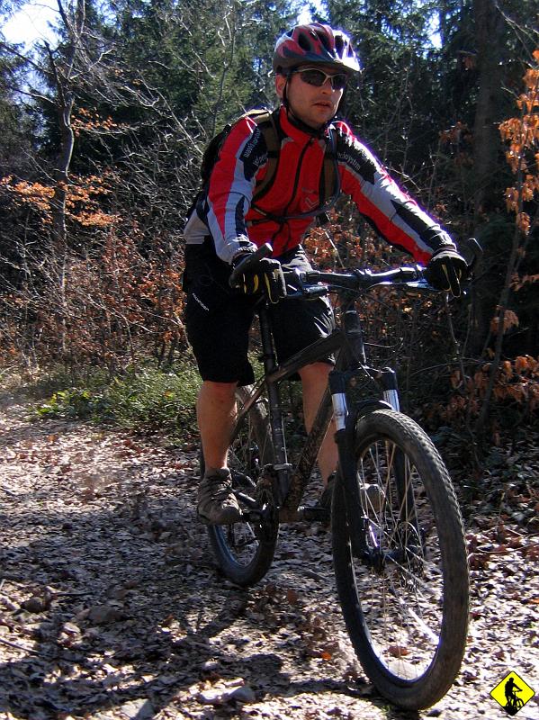 foto 022.jpg - Żółty szlak pozytywnie zaskakuje, spodziewałem się pchania lub wnoszenia. Pchanie jest jak na lekarstwo, wnoszenia wogóle. Prześladują mnie stare przyzwyczajenia. Najwyraźniej na nie przyjdzie jeszcze czas :| Barto wyciska max ze swojego składaka na ramie Rockridera 8.1